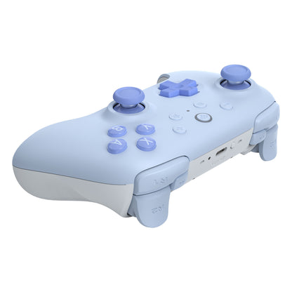 8Bitdo Ultimate 2C trådløs controller til Nintendo Switch, blå og hvid med små knapper, joysticks og mærkede triggere.