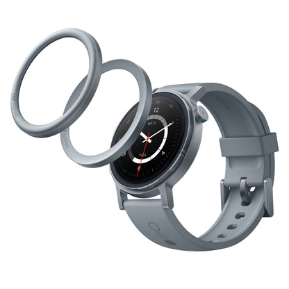 Nothing Cmf Watch Pro 2 Askegrå med rundt display, silikonerem og to aftagelige rammer synlige over uret.