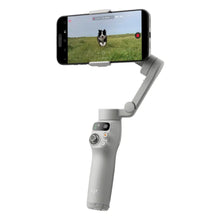 DJI Osmo Mobile 7 Gimbal grå med håndtag, joystick og smartphone-mount brugt til optagelse i udendørs miljø.