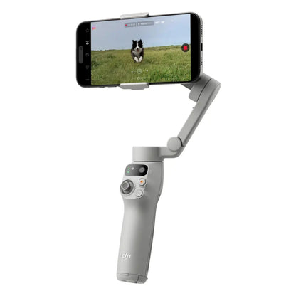 DJI Osmo Mobile 7 Gimbal grå med håndtag, joystick og smartphone-mount brugt til optagelse i udendørs miljø.