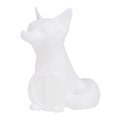 3D-printet hvid rævefigur med store ører og hale i PLA-filament 1,75 mm, sidder oprejst med rundt objekt i hænderne.