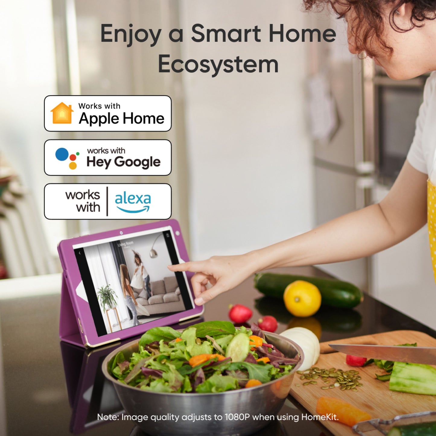 Eufy Indendørs kamera E30 Trådløs 4K vises aktivt på tablet, kompatibel med Apple Home, Google og Alexa, køkken i baggrunden.