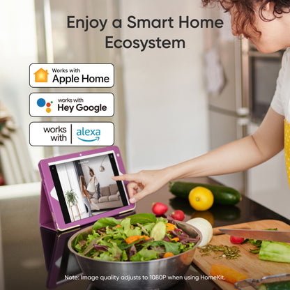 Eufy Indendørs kamera E30 Trådløs 4K vises aktivt på tablet, kompatibel med Apple Home, Google og Alexa, køkken i baggrunden.