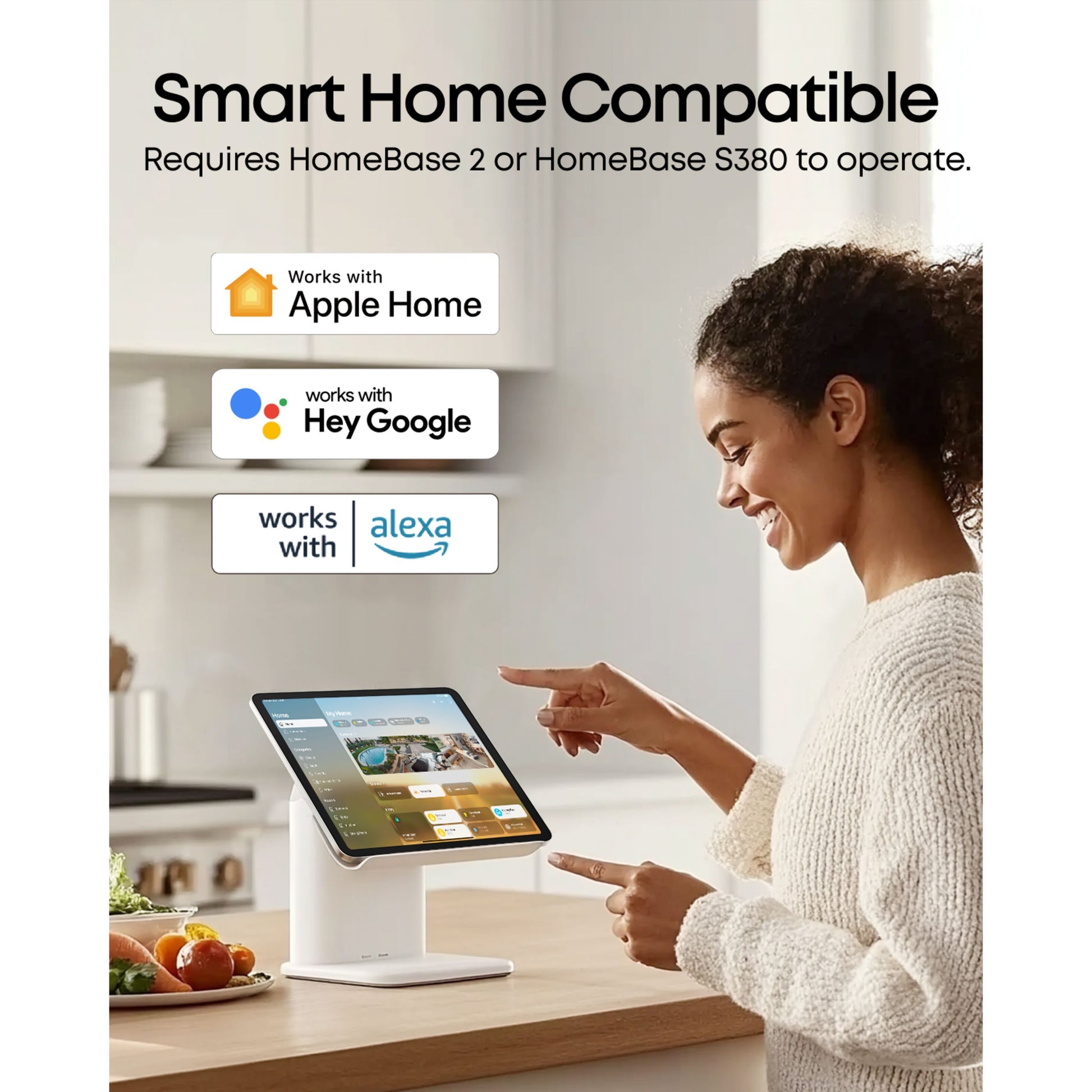 Eufy EufyCam E40 3-kamerasæt med HomeBase S380, kvinde styrer system via touchskærm, kompatibel med Apple Home, Google, Alexa.