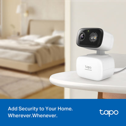 TP-Link Tapo C216 trådløst overvågningskamera med motoriseret pan/tilt på sengebord, Tapo-logo nederst til højre.