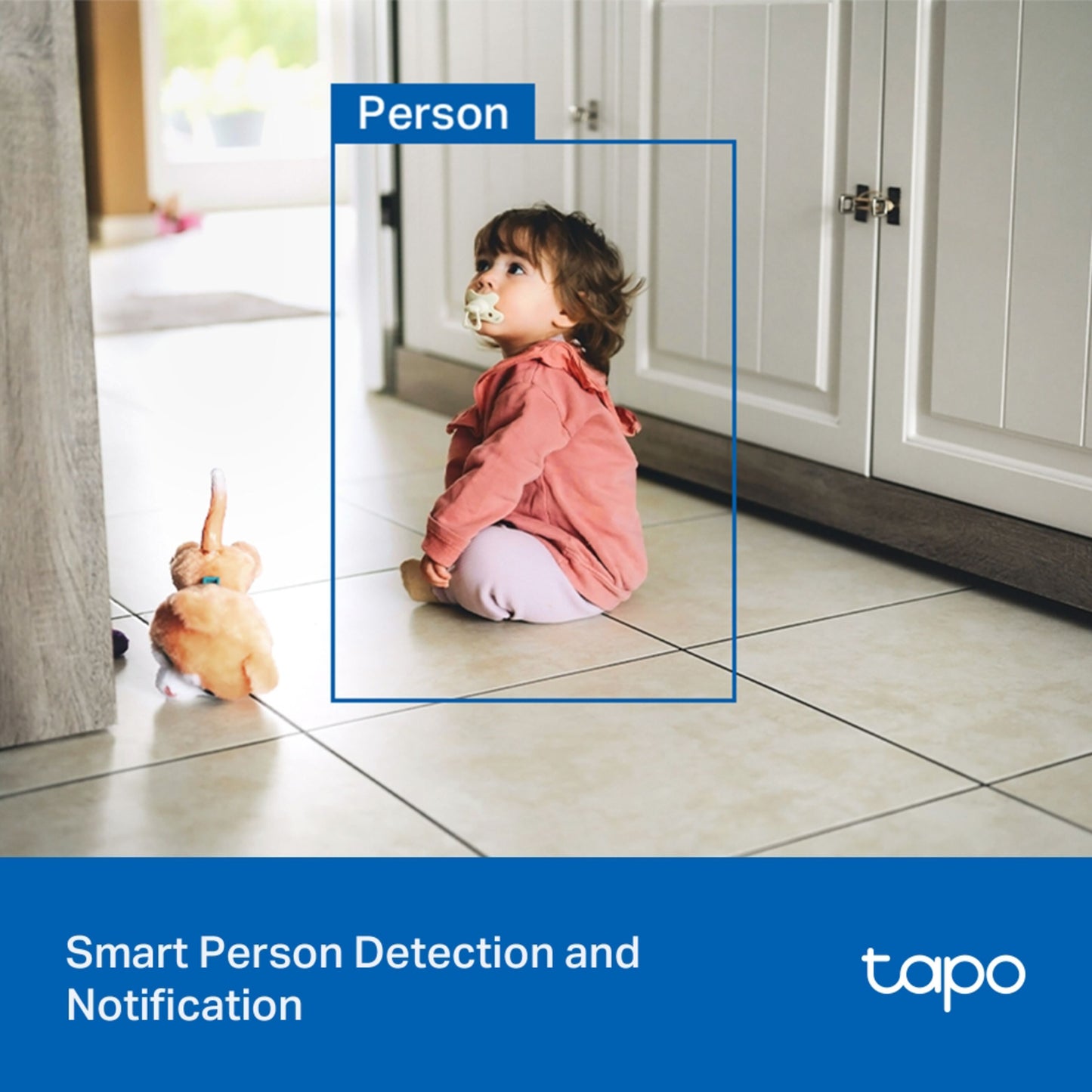 TP-Link Tapo C216 trådløst overvågningskamera, tekst Smart AI-detektion og notifikation, blå boks markerer person.