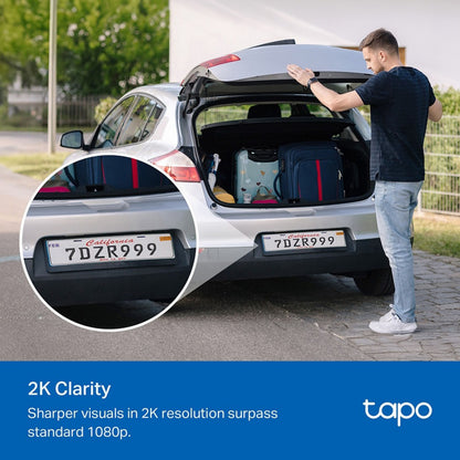 TP-Link Tapo C410 batteridrevet kamera viser bilnummerplade i 2K-opløsning sammenlignet med standard 1080p.