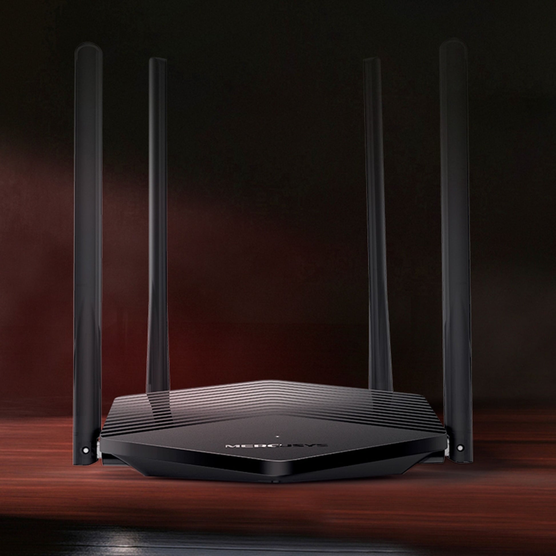 Mercusys MR60X Wifi 6 AX1500 sort router med fire oprejste antenner på mørk overflade.