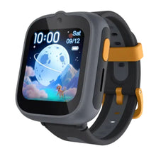 TCL Movetime MT48 børnesmartur sort-gråt design sort rem gule detaljer urdisplay viser tid dato månetema hund bjerge GPS.