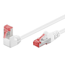 S/FTP-netværkskabel Cat.6 0,5 m med én lige og én vinklet RJ45-stik, røde clips og metalafskærmning.
