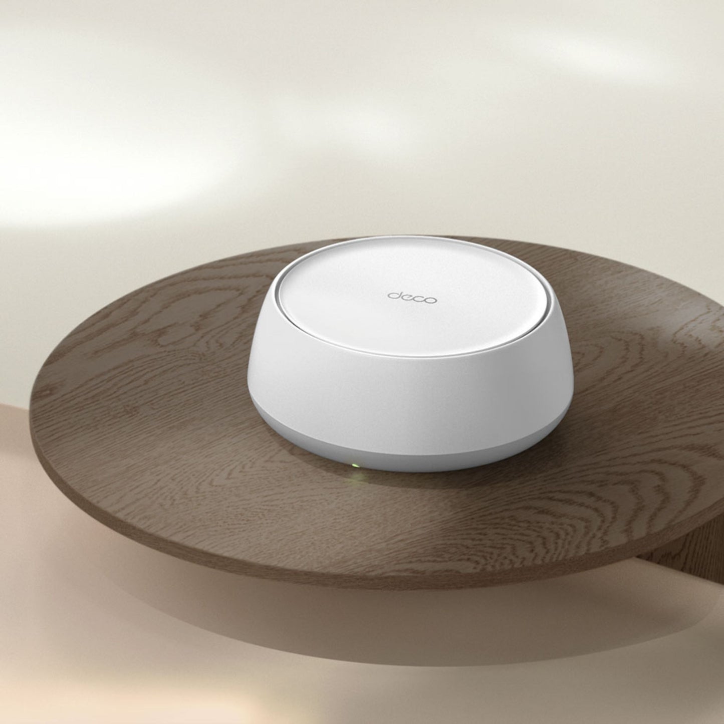 TP-Link Deco BE22 Mesh-system WiFi 7 BE3600 router med grøn LED-indikator på træbord.