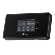 TP-Link M8550 5G router med modem AXE3600, touchscreen viser dataforbrug, forbindelsesstatus og WiFi 6E ikoner.