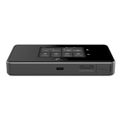 TP-Link M8550 sort 5G WiFi 6E-router AXE3600 med modem, touchscreen, USB-C, antenne samt WAN/LAN-porte.