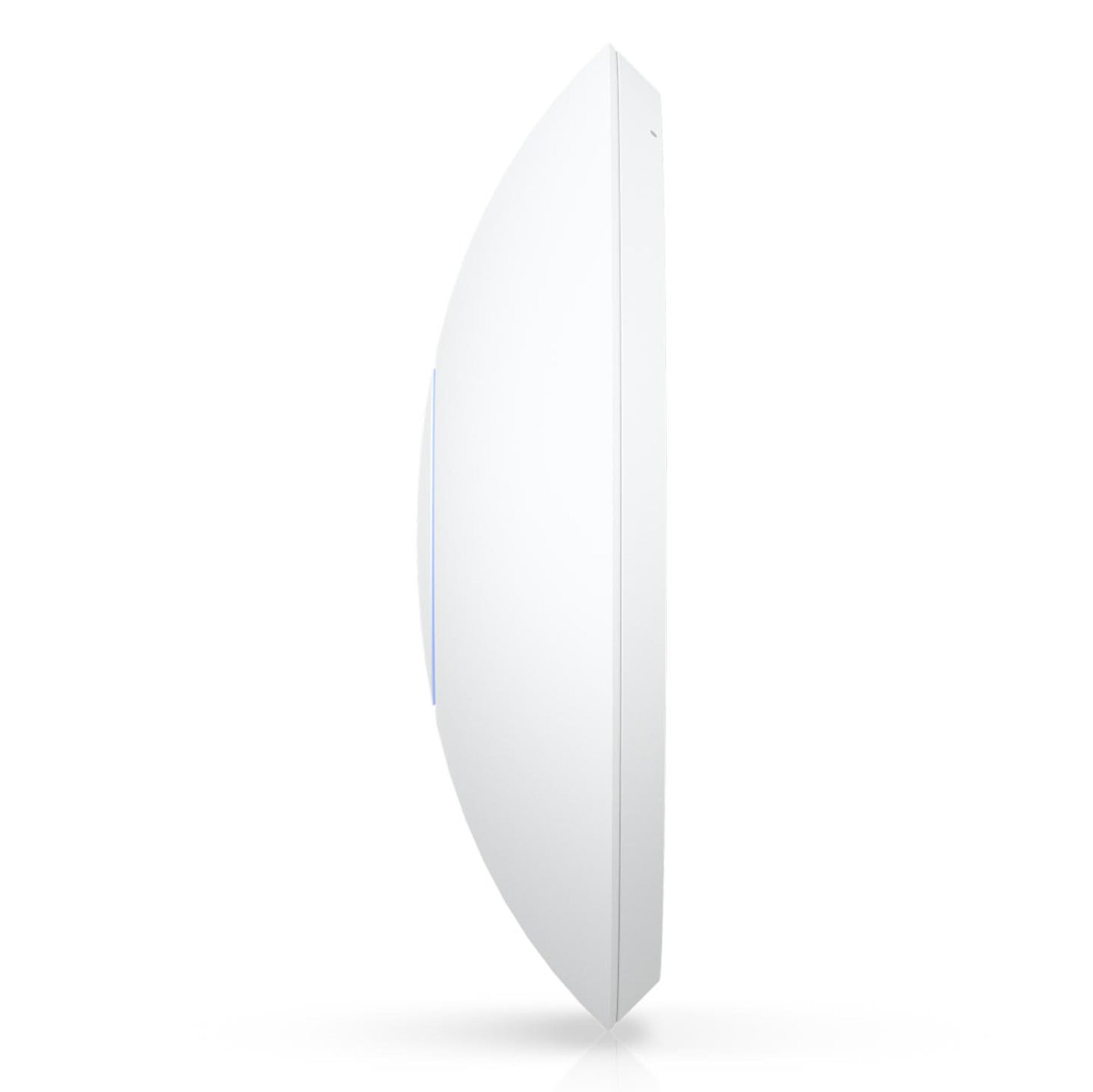 Ubiquiti UniFi U7 Langtræks WiFi 7 adgangspunkt, hvid, cirkulær, PoE support, tynd profil, blå detalje, sidevinkel.