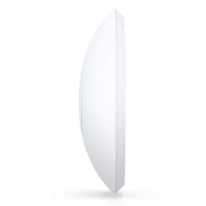 Ubiquiti UniFi U7 Langtræks WiFi 7 adgangspunkt, hvid, cirkulær, PoE support, tynd profil, blå detalje, sidevinkel.
