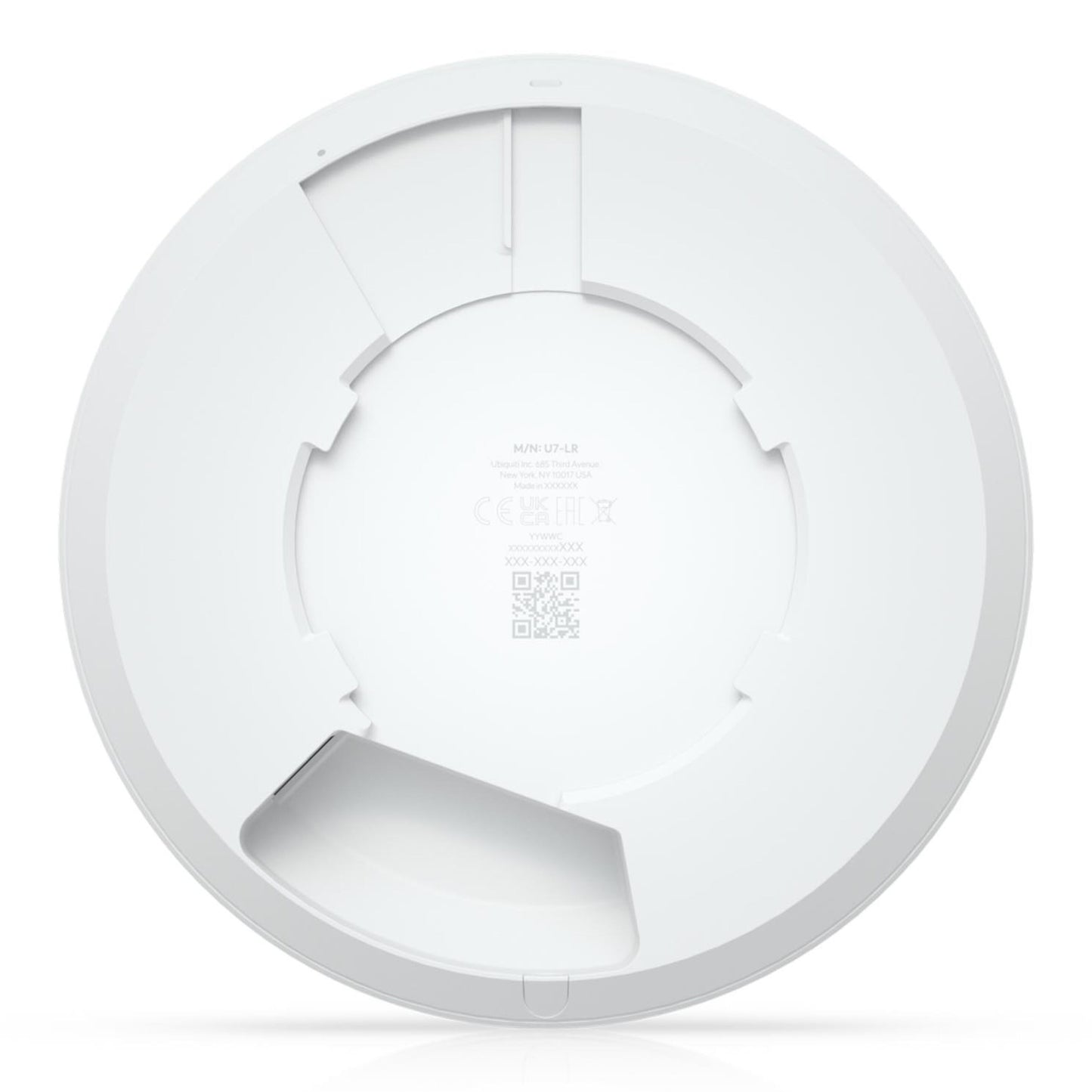 Ubiquiti UniFi U7 Langtræks access point, hvid, cirkulær, nedsænket center, synligt stregkodefelt og åbent rum ved kanten.