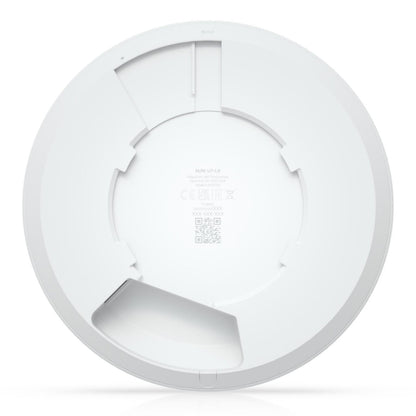 Ubiquiti UniFi U7 Langtræks access point, hvid, cirkulær, nedsænket center, synligt stregkodefelt og åbent rum ved kanten.