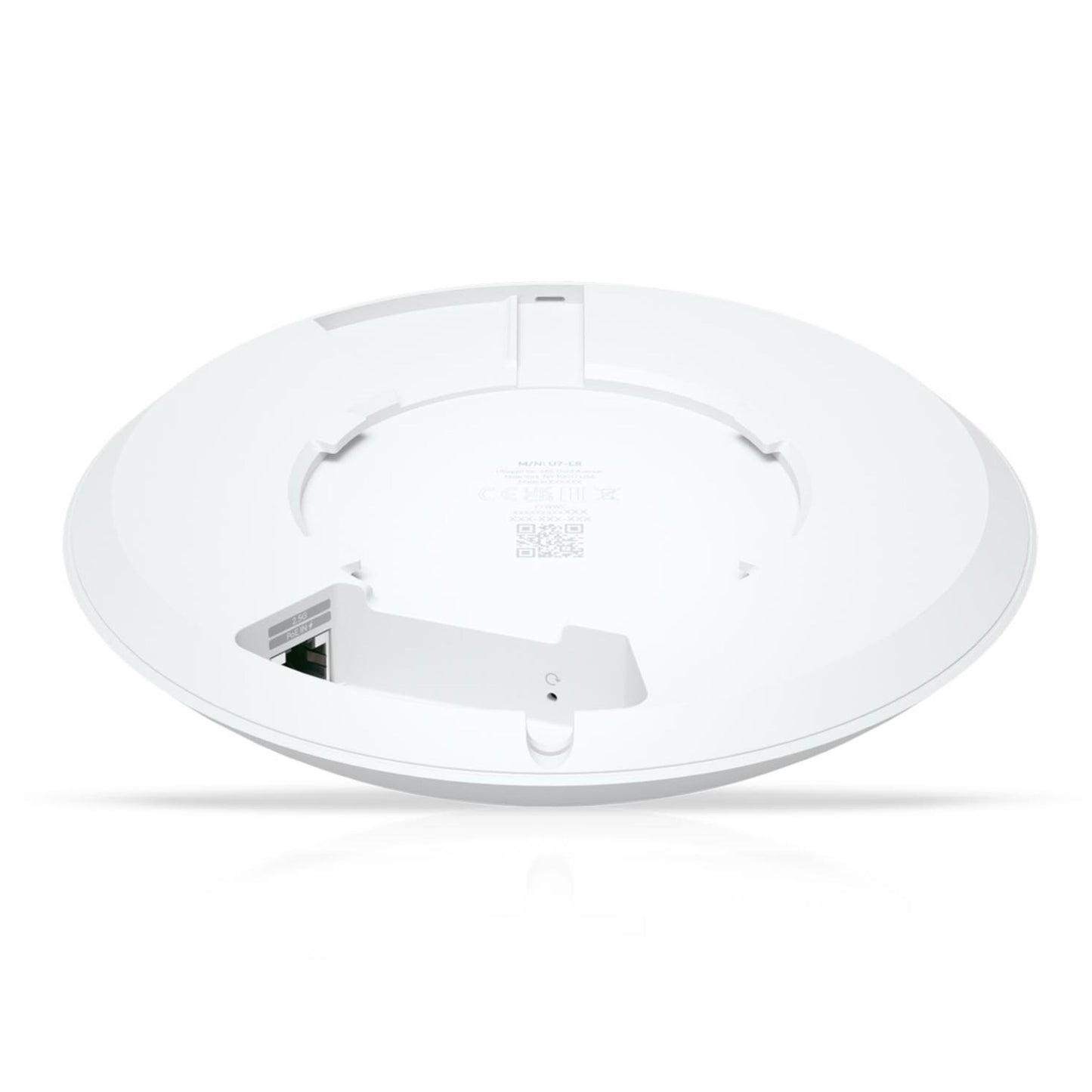 Ubiquiti UniFi U7 Langtræks adgangspunkt hvid, rund, set nedefra med tekniske labels, monteringshul og PoE Ethernet-port.