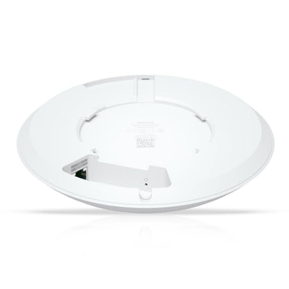 Ubiquiti UniFi U7 Langtræks adgangspunkt hvid, rund, set nedefra med tekniske labels, monteringshul og PoE Ethernet-port.