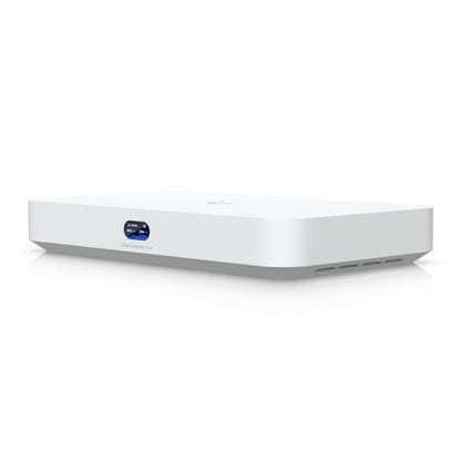 Ubiquiti Cloud Gateway Fiber, rektangulær med afrundede hjørner, sidemærkat, bundventilation og 10 Gbit/s understøttelse.