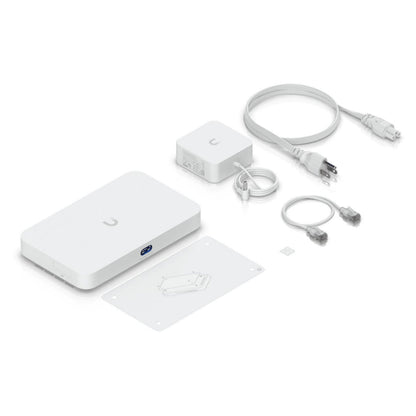 Ubiquiti Cloud Gateway Fiber kit med router, strømforsyning, 2 Ethernet-kabler, monteringsplade, SIM-kort, instruktionskort.