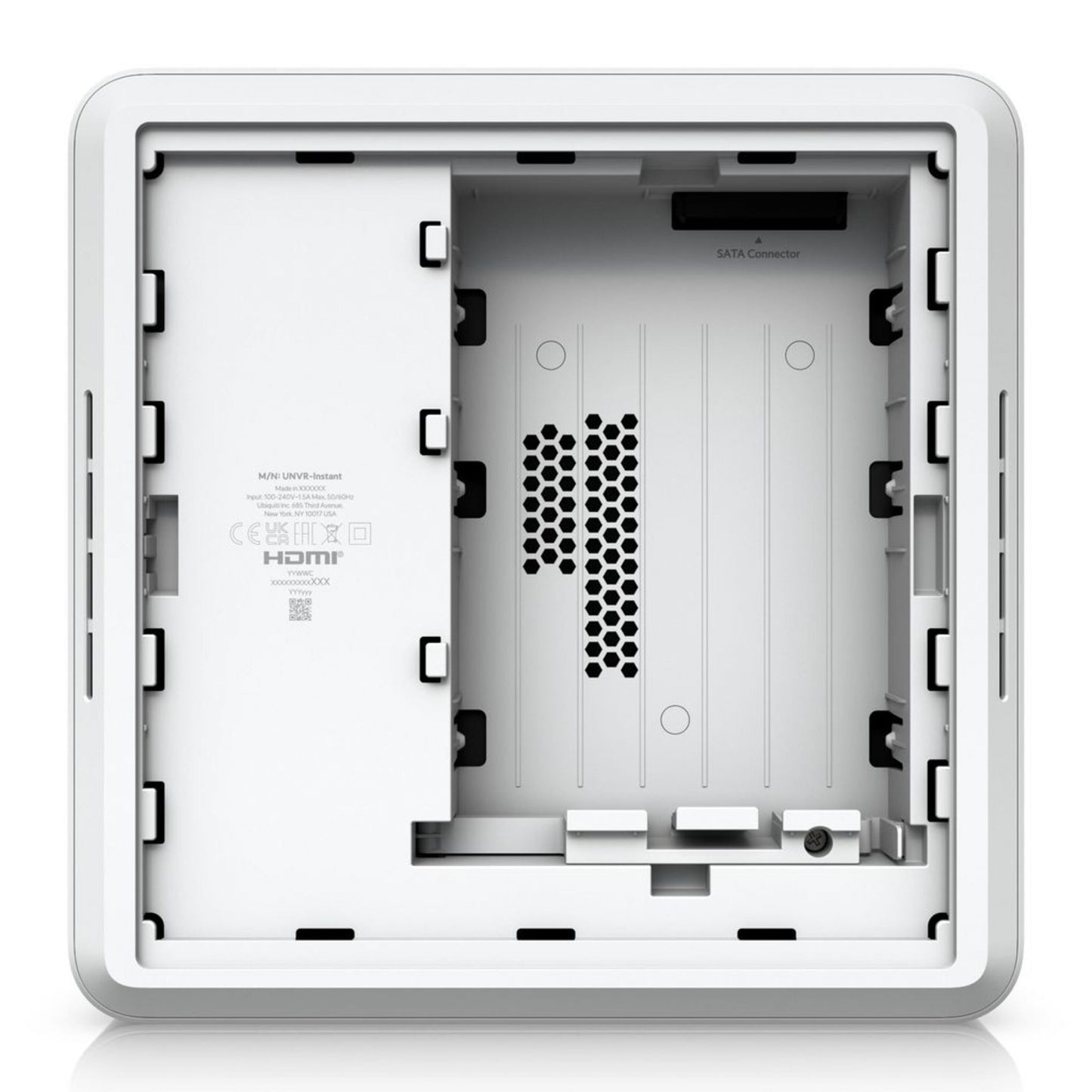 Ubiquiti UniFi Netværk Videooptager Instant indvendigt med monteringsslidser, certifikatmærkater, SATA label og ventilationshuller.