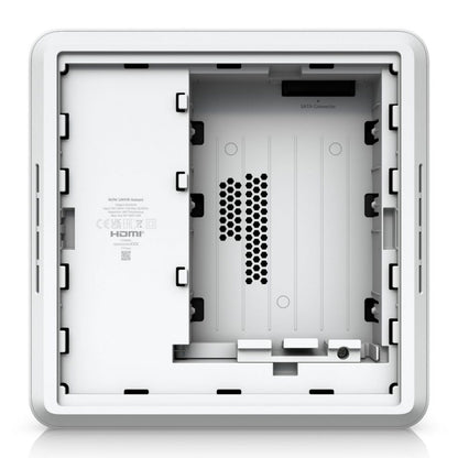 Ubiquiti UniFi Netværk Videooptager Instant indvendigt med monteringsslidser, certifikatmærkater, SATA label og ventilationshuller.
