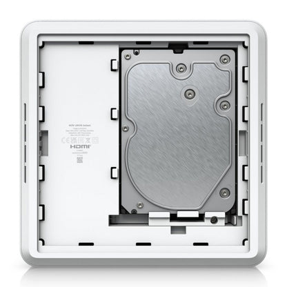 Ubiquiti UniFi Netværk Videooptager Instant set bagfra med åbent panel, stor harddisk og 6 PoE-porte med synlige portmærkater.