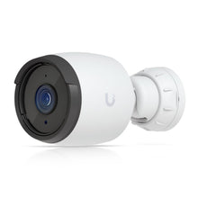 Ubiquiti G6 Bullet 4K PoE overvågningskamera udendørs, hvid med sort front, monteret på drejeled.