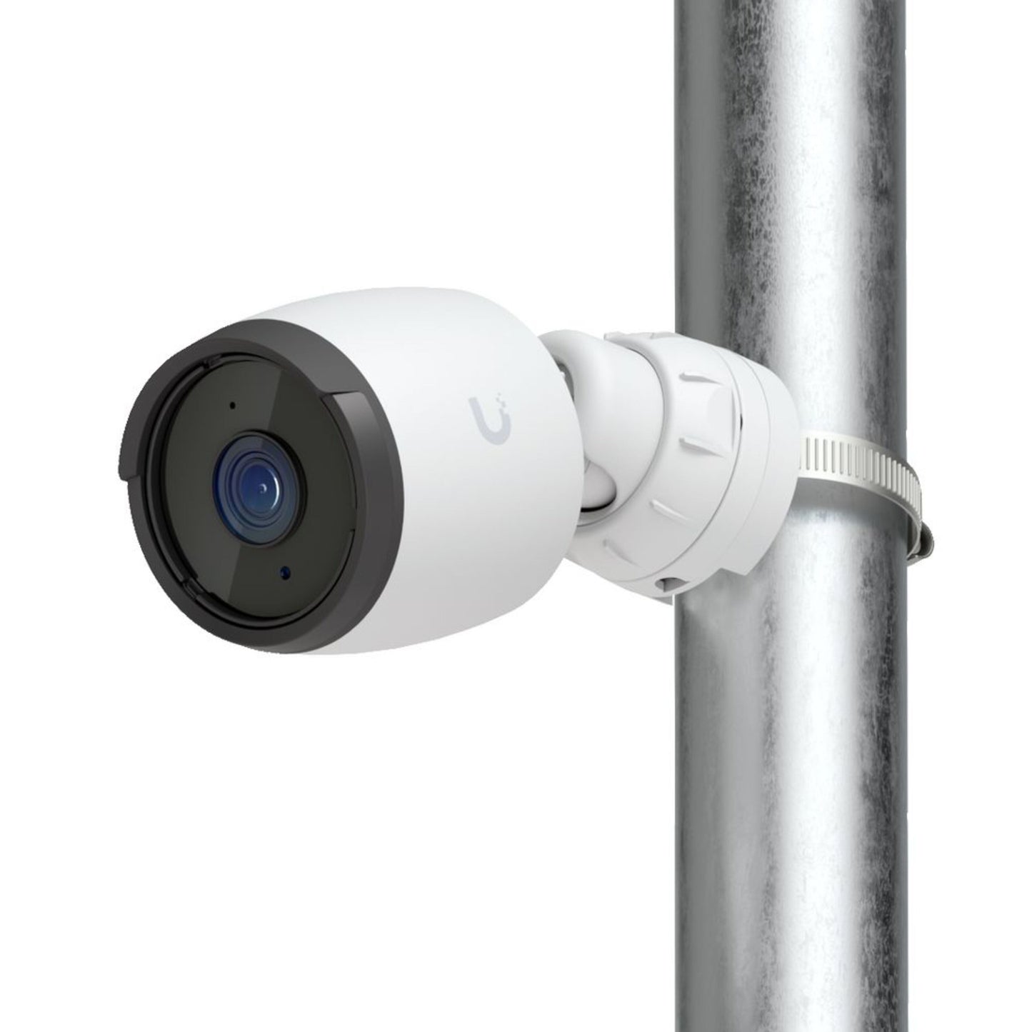 Ubiquiti G6 Bullet 4K PoE-overvågningskamera monteret på lodret metalstang med klemme, synlig linse og udadvendt vinkel.