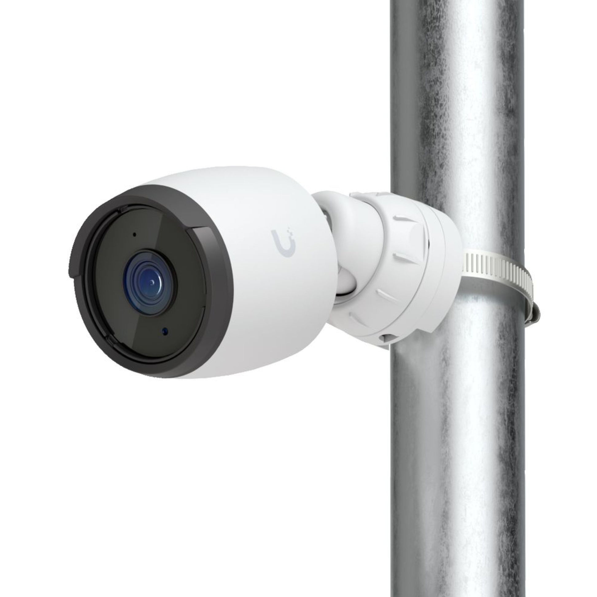 Ubiquiti G6 Bullet 4K PoE-overvågningskamera monteret på lodret metalstang med klemme, synlig linse og udadvendt vinkel.