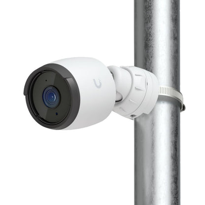 Ubiquiti G6 Bullet 4K PoE-overvågningskamera monteret på lodret metalstang med klemme, synlig linse og udadvendt vinkel.