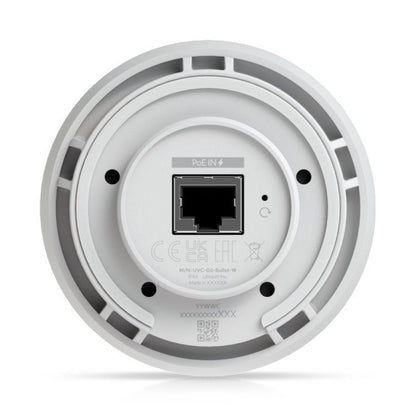 Ubiquiti G6 Bullet 4K PoE overvågningskamera bundt med Ethernet-port mærket PoE IN omgivet af certifikationsmærker og info.