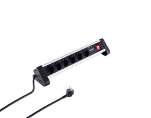 6-vejs sort bordstikdåse med 2 USB-porte, seks udtag, rød tænd/sluk-knap og sort ledning.