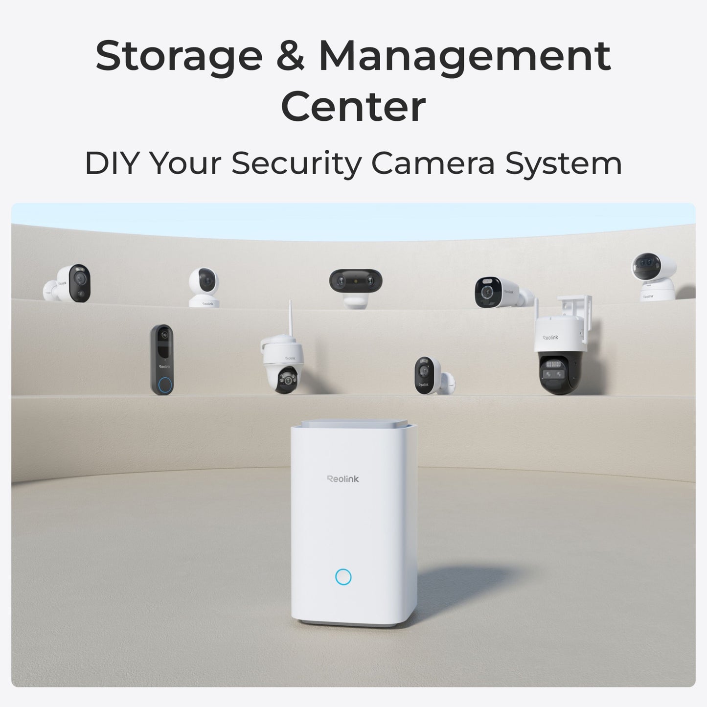 Reolink Home Hub med 2x Altas 2K-kameraer, monteret på buet beige væg, tekst: Storage  Management Center.