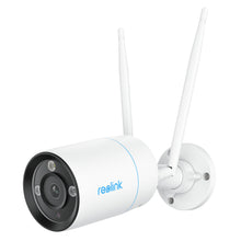 Reolink W330 4K WiFi 6 overvågningskamera, cylinderformet, to antenner, vægbeslag, infrarødt lys rundt om linsen.