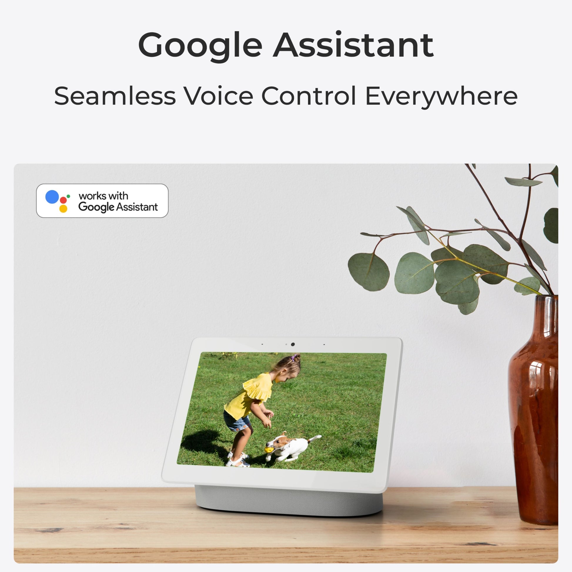 Reolink Argus 3 Ultra trådløs 4K overvågningskamera ved siden af smart display med Google Assistant-skærm, grøn vase.