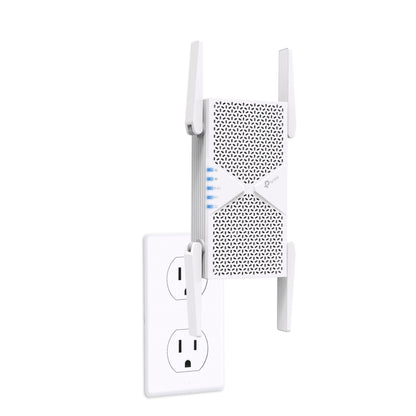 TP-Link RE405BE Wi-Fi 7-repeater BE6500 med fire antenner og blå LED-indikatorer i stikkontakt.
