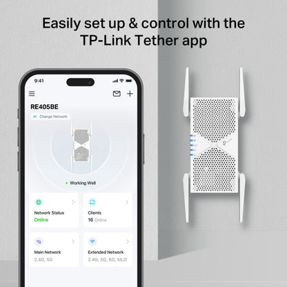 TP-Link RE405BE Wi-Fi 7-repeater BE6500 ved siden af smartphone med Tether-app og 5 Gbps Ethernet-port info.