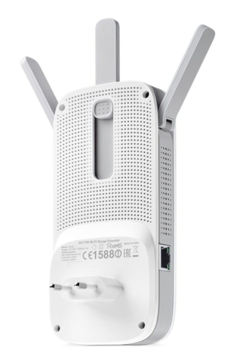 TP-Link RE450 WiFi-repeater AC1750 med tre justerbare antenner, ventilationshuller, strømstik, Ethernet-port og certifikater bagpå.