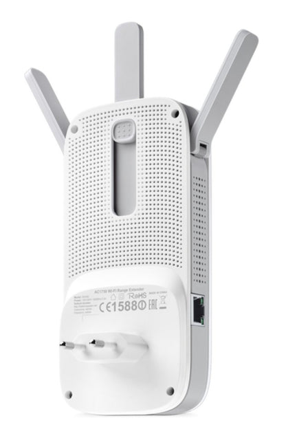 TP-Link RE450 WiFi-repeater AC1750 med tre justerbare antenner, ventilationshuller, strømstik, Ethernet-port og certifikater bagpå.