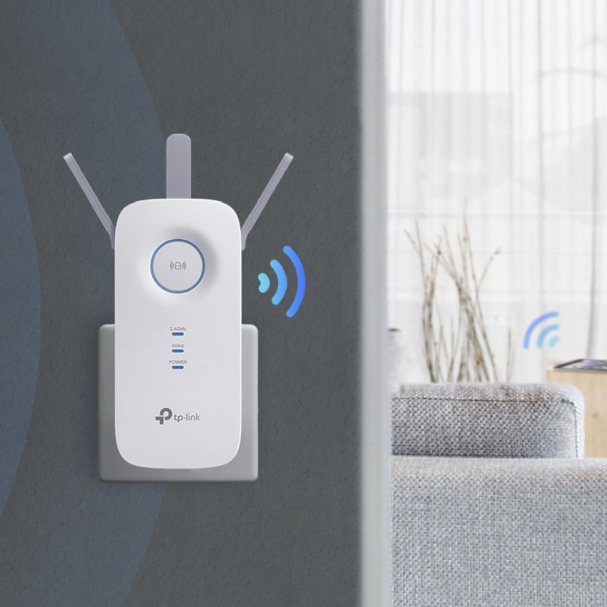 TP-Link RE450 Wifi-repeater AC1750 i vægkontakt, blå Wi-Fi signaler, baggrund med sofa og glasvindue.