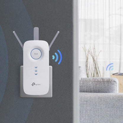 TP-Link RE450 Wifi-repeater AC1750 i vægkontakt, blå Wi-Fi signaler, baggrund med sofa og glasvindue.