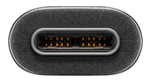 USB-C-port med metalliske kontakter og oval åbning på sort enhed, kompatibel med Micro-USB til USB-C 1 m kabel.