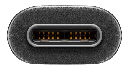 Micro-USB til USB-C kabel 0,6 m til opladning og dataoverførsel, close-up af USB-C port mod mørk baggrund.