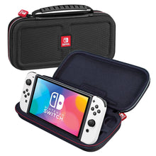 Nintendo Luksus taske til Switch/Switch OLED i sort, én åben med konsol indeni og én lukket, begge med rødt Switch-logo.