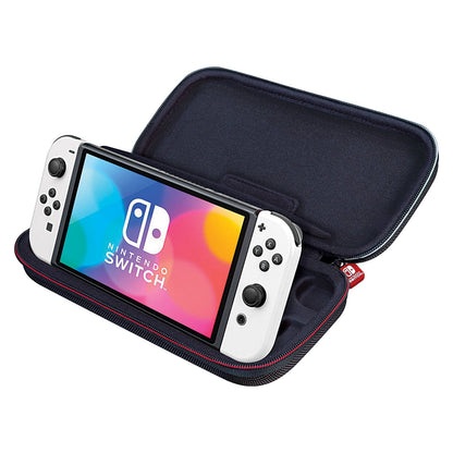 Nintendo Switch Luksus taske åben med Switch OLED hvid Joy-Con, rød lynlåsdetalje og Nintendo Switch logo-tab.