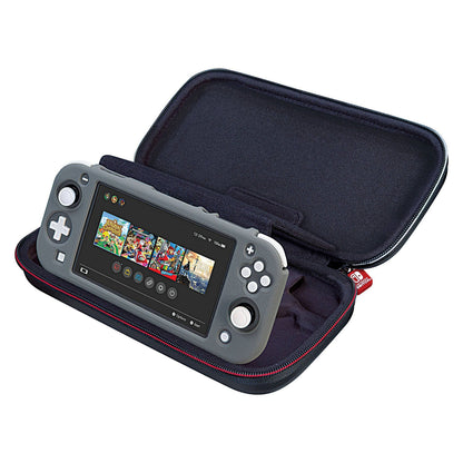 Grå Nintendo Switch i åben Nintendo Luksus taske med rød lynlås, konsollens skærm viser spilvalgmenu.