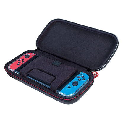 Nintendo Switch med rød og blå Joy-Con i Nintendo Luksus taske til Switch/Switch OLED med beskyttelsesflap og ekstra lomme.