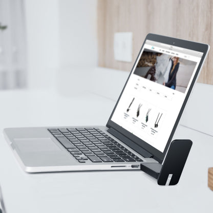 TP-Link Archer T4U Trådløst USB-netværkskort 867 Mb/s tilsluttet sølvlaptop, lys trævæg og stikkontakt i baggrunden.